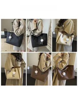 Dettagli di borse tote minimaliste in pelle nera e marrone con ciondoli in peluche