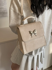 Sac à bandoulière beige minimaliste avec détail papillon en métal argenté et poignée