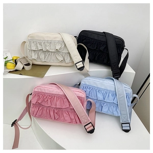 Details von gerafften Nylon-Umhängetaschen in Creme, Schwarz, Pink und Blau mit Riemen