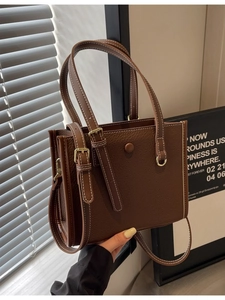 Schicke braune Handtasche aus Leder mit Lychee-Muster, Gold-Schnalle und Doppelgriff