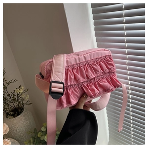Detailansicht der geschichteten rosa Faltenstruktur und des leichten Stoffes der Tasche