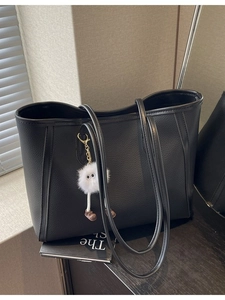 Grande borsa tote in pelle nera con ciondolo a peluche per il lavoro e il tempo libero