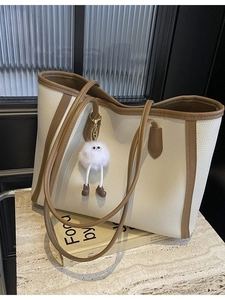 Grande borsa tote bianco crema con bordo marrone e ciondolo di peluche per il lavoro