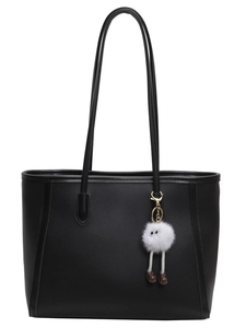 Borsa tote nera in pelle martellata con un ciondolo di peluche bianco per donne eleganti