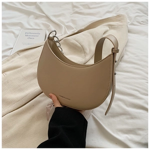 Sac hobo chic en cuir PU beige avec chaîne en métal et lettrage minimaliste