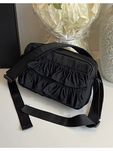 Schicke schwarze Umhängetasche mit gerafftem Design und verstellbarem Schultergurt