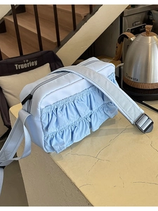 Hellblaue Umhängetasche mit eleganten Rüschen und verstellbarem Schultergurt