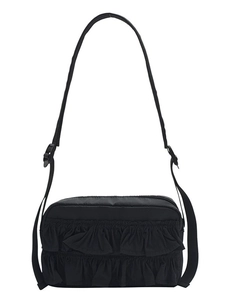 Elegante schwarze Umhängetasche mit plissiertem Rüschendesign und verstellbarem Gurt