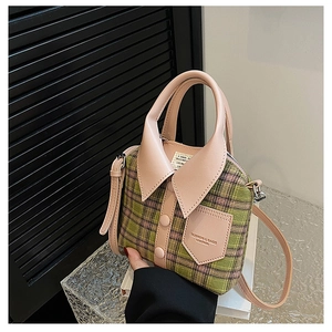 Detail van geruite groene handtas in shirtstijl met roze kraaghandvat en schouderband