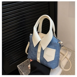 Detail van creatieve blauwe denim handtas met wit overhemdkraagontwerp en handvatten