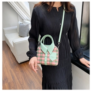Detail van roze ruitjes tas met mintgroene overhemdkraag ontwerp en riem