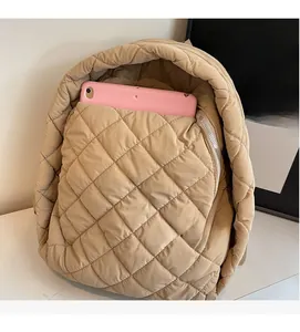Detail der khakifarbenen gesteppten Rucksacktasche zeigt Platz für ein großes Tablet