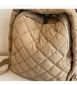 Nahaufnahme des gesteppten Baumwoll-Rucksacks mit Rautenmuster und Reißverschluss