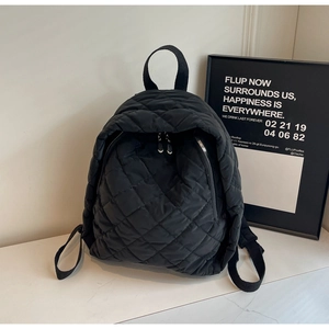 Minimalistischer schwarzer gesteppter Damenrucksack mit stilvoller Rautensteppung