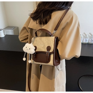 Detalle de mochila estilo universitario con cuero PU en contraste y colgante de nube