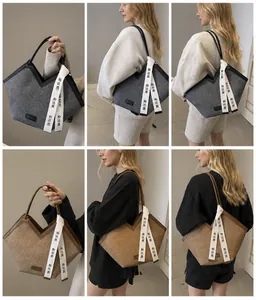 Détails du sac cabas en denim en forme de V avec ruban et finitions en cuir premium