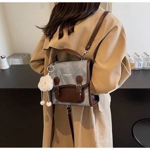 Bolso bandolera retro gris y marrón con colgante de nube y hebillas metálicas
