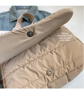 Détail de la boucle magnétique forte sur un sac bandoulière matelassé pratique