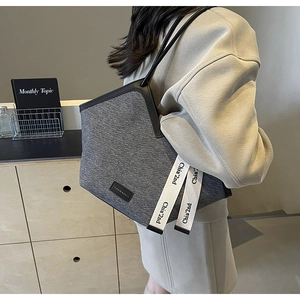 Détail du grand sac cabas en denim avec texture grise et bandoulières tissées Chia'2nd
