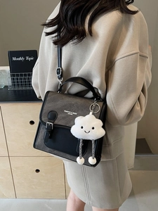 Bolso bandolera retro para mujer en cuero gris y negro con colgante de nube de peluche