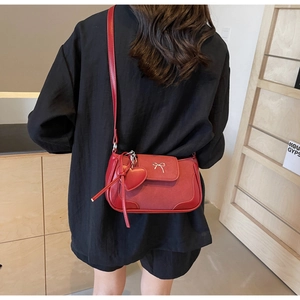 Borsa a tracolla rossa vintage con fiocco in metallo e ciondolo a cuore laterale