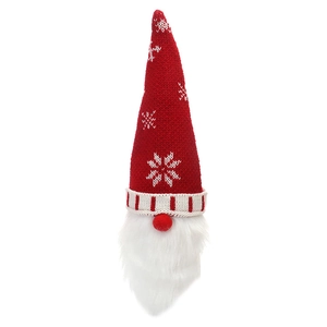 Detail einer Weihnachtsgnom-Weinflaschenhülle mit rot gestrickter Schneeflockenmütze