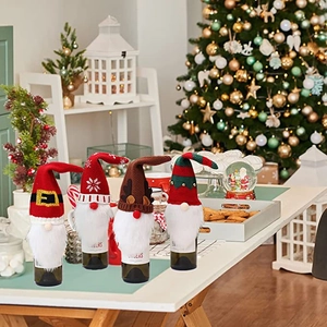 4er-Set Weihnachts-Flaschenhüllen als Gnome mit Paillettenmützen und Rentiergeweih-Dekor