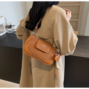 Borsa a spalla color caramello con fibbia a fiocco e ciondolo a cuore al caffè