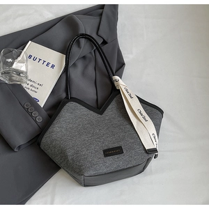Détail du sac cabas en denim gris avec sangle Chia'2nd et finitions noires élégantes