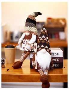 Details der Kaffeewichtel mit Stricktexturen und weißem geflochtenem Bartdesign