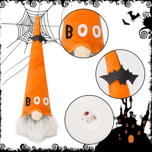 Détail du gnome d'Halloween montrant la broderie BOO, la chauve-souris et l'interrupteur LED