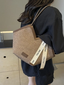 Sac fourre-tout marron texturé avec ouverture en V et longues bandoulières cylindriques