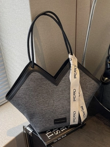 Grand sac cabas en denim avec ouverture en V et poignées en cuir contrastantes