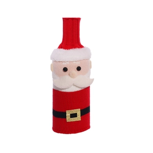 Details von weihnachtlichen Weinflaschenhüllen mit Weihnachtsmann-Motiv und Gürtelschnalle