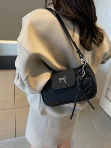 Borsa a spalla retrò in pelle nera con fiocco in argento e decorazione a nastro