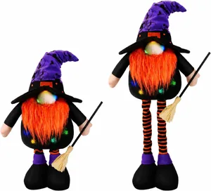 Dettaglio di gnomi di Halloween con cappelli viola, barbe arancioni ed effetti luce LED