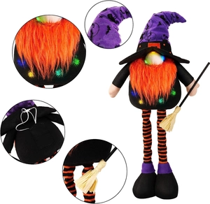 Dettaglio dello gnomo di Halloween con luce LED, gambe a righe, cappello e scopa da strega