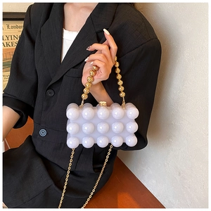 Borsa da sera bianca in acrilico con trama a bolle 3D e manico a perle dorate