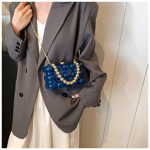 Borsa da sera blu in acrilico con perline dorate e tracolla a catena stile chic francese