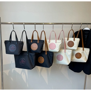 Colección de bolsos tote de tela oxford con parches redondos y varias correas de hombro