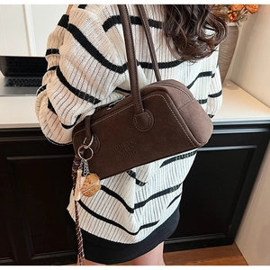 Borsa Boston marrone opaca con ciondolo da baseball alla moda e logo in rilievo