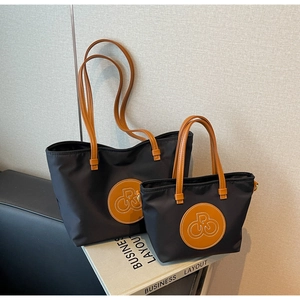 Juego de bolsos tote grandes y pequeños de nailon negro con asas de cuero marrón y logo