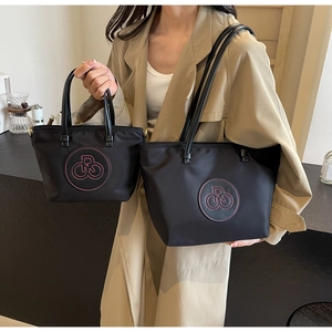 Comparación de bolsos tote de nylon negro grandes y pequeños con bordado PR rosa en gabardina