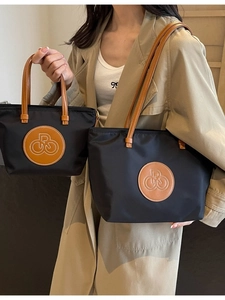Bolso Tote de Nailon de Gran Capacidad para Mujer Casual Viaje Diario Color de Contraste Bolso de Hombro Con Logo de Parche