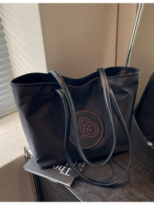Bolso tote grande de nailon negro con logo bordado rojo para mujer uso diario