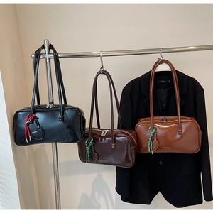 Détails de trois sacs bowling rétro en noir, café foncé et couleur caramel