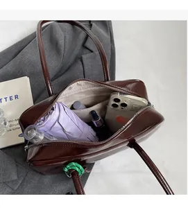 Intérieur spacieux du sac bowling marron rétro avec rangement pour parapluie et cosmétiques