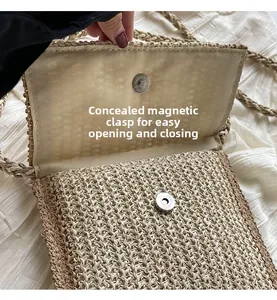 Dettaglio della borsa in paglia con fibbia magnetica invisibile per un'apertura facile