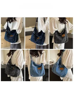 Detail der Vintage-Jeanstasche mit The Monsters-Aufdruck und braunem Lederaufnäher