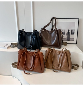 Lot de quatre grands sacs cabas en noir, marron et caramel avec bandoulière large